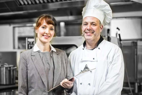Зріла голова кухар позує з жіночим менеджером — стокове фото
