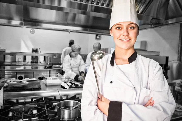 Chef femenino con cucharón en cocina comercial — Foto de Stock