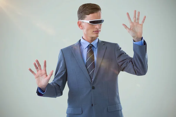 Composietbeeld van zakenman verbeelden tijdens het gebruik van virtual reality bril — Stockfoto