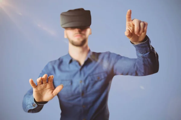 Imagem composta do homem usando um dispositivo de realidade virtual — Fotografia de Stock