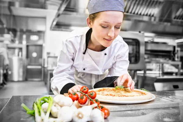 Woman kitchen help preparing pizza — Stock Photo, Image