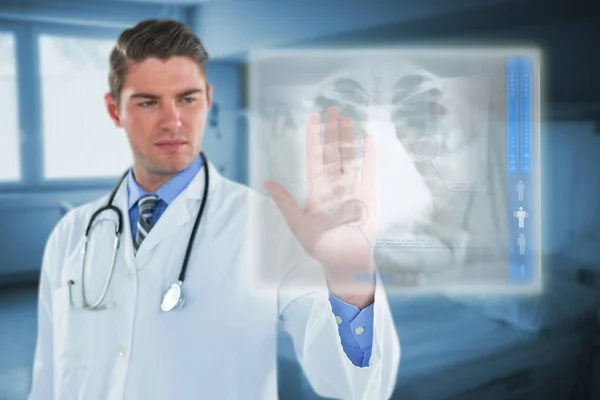 Doctor tocando una pantalla digital — Foto de Stock