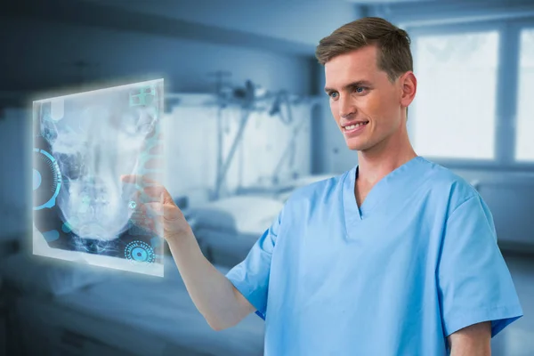 Krankenschwester berührt einen unsichtbaren Bildschirm — Stockfoto