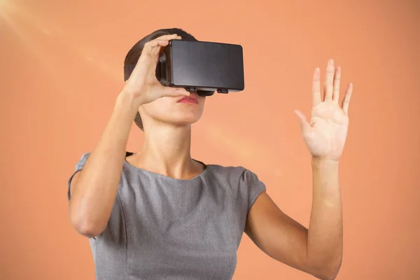 Zusammengesetztes Bild einer jungen Frau mit virtueller Videobrille — Stockfoto