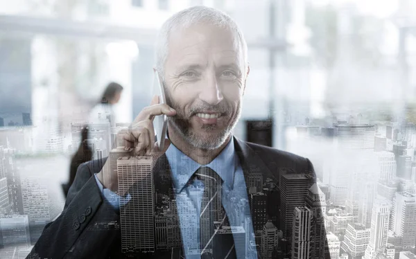 Businessman talking on mobile phone — Stock Photo, Image