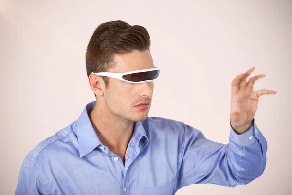 Imagen compuesta del gesto del hombre mientras usa gafas de video virtuales — Foto de Stock