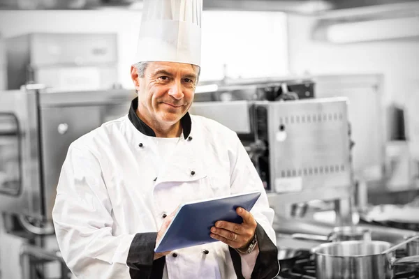 Портрет шеф-кухаря за допомогою свого цифрового планшета — стокове фото