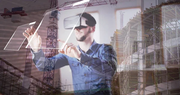 Hombre con casco contra obra de construcción — Foto de Stock