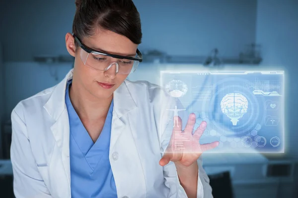Женщина-ученый с помощью цифрового экрана — стоковое фото