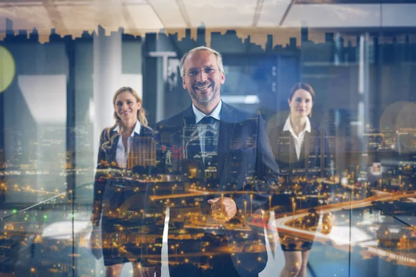 Des collègues d'affaires marchent ensemble dans un couloir de bureau — Photo