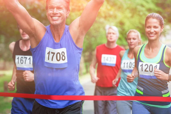 Maraton férfi sportoló átkelés a célba — Stock Fotó