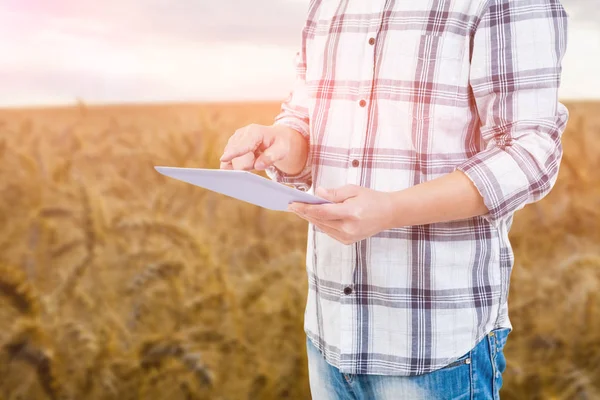 Composietbeeld van mid sectie van de mens met behulp van tablet pc — Stockfoto