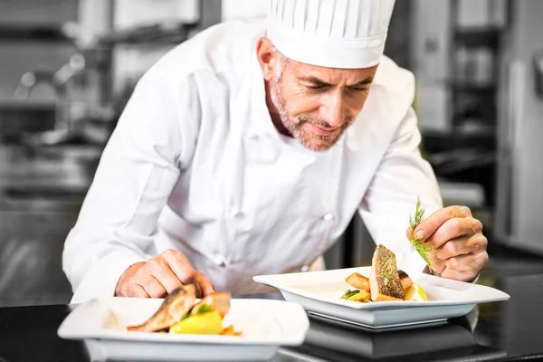 Chef masculino concentrado decorando comida en la cocina — Foto de Stock