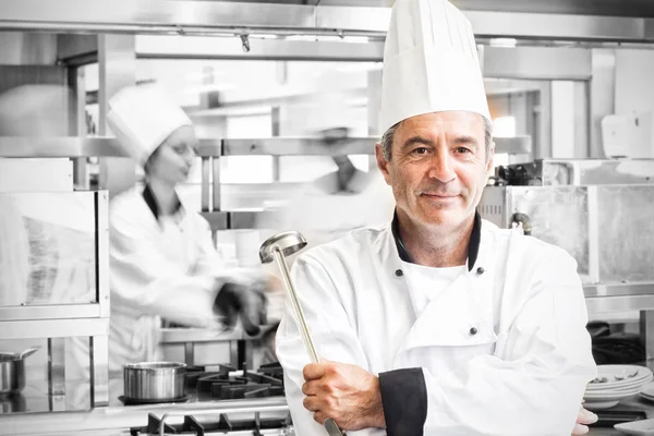 Chef memegang sendok — Stok Foto