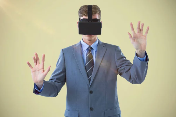 Sammansatt bild av affärsman använder virtuell verklighet headset — Stockfoto