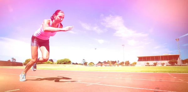 Sportlerin läuft auf Laufstrecke — Stockfoto