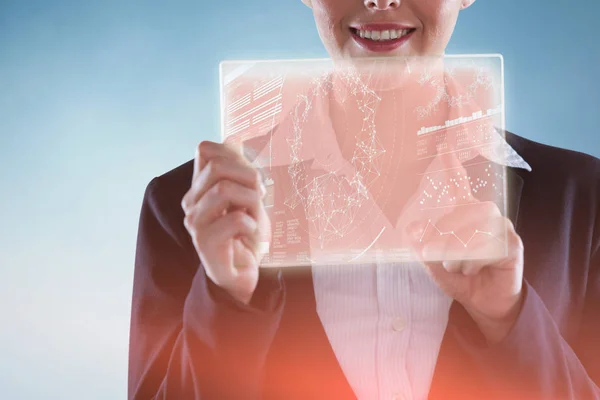 Composietbeeld van zakenvrouw voorwenden om digitale tablet gebruiken — Stockfoto