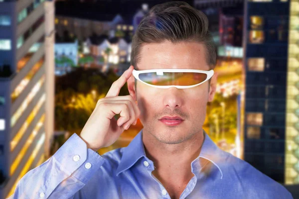 Bell'uomo con occhiali video virtuali — Foto Stock