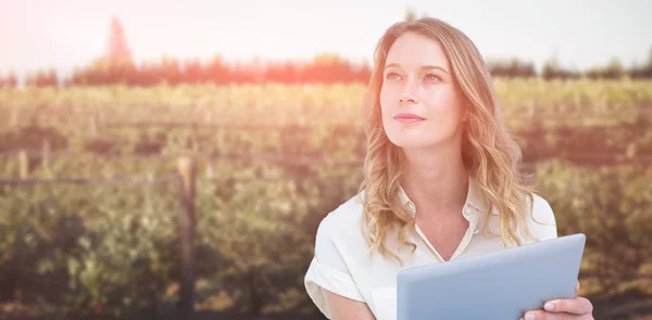 Imagen compuesta de mujer usando tableta pc —  Fotos de Stock