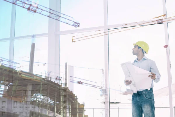 Man looking at building construction site — Stock Photo, Image