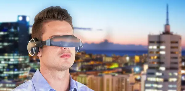 Homem usando simulador de realidade virtual — Fotografia de Stock