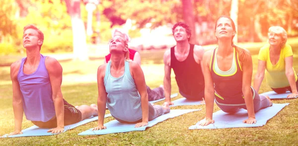 Fitness klasse beoefenen van yoga — Stockfoto