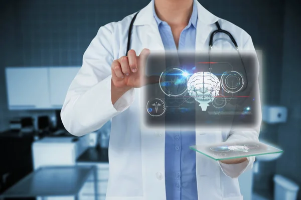 Obraz kompozytowy wykadrowanego obrazu kobieta lekarz trzymając cyfrowego tabletu podczas korzystania invisible piargi — Zdjęcie stockowe