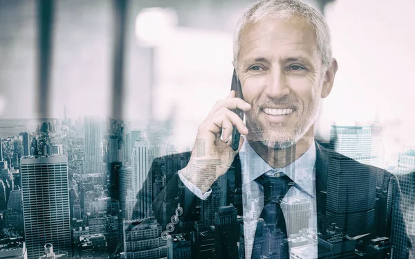 Empresario hablando por teléfono móvil — Foto de Stock