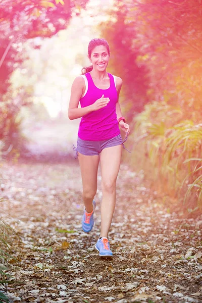 Frau joggt auf Feld — Stockfoto