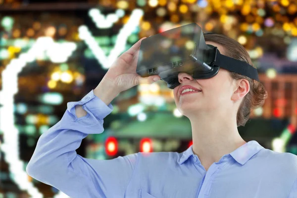 Mulher de negócios usando headset realidade virtual — Fotografia de Stock