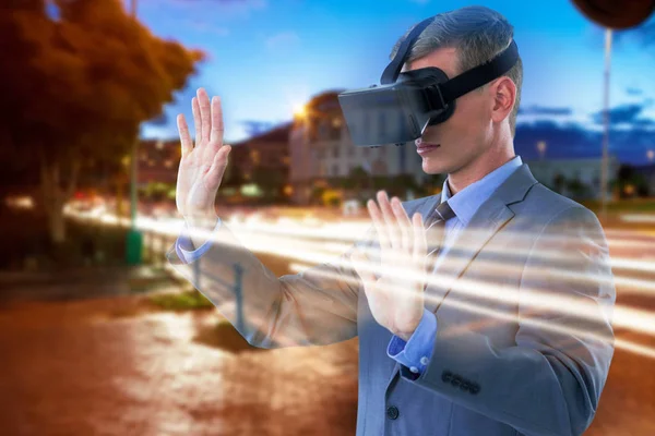 Zakenman die virtual reality-headset gebruikt — Stockfoto