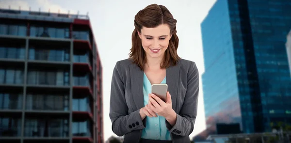 Sammansatt bild av affärskvinna med mobiltelefon — Stockfoto