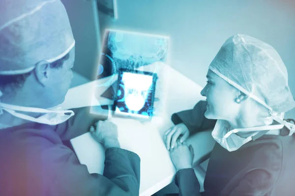 Chirurdzy za pomocą cyfrowego tabletu — Zdjęcie stockowe