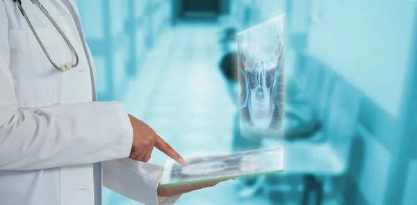 Imagen compuesta de la sección media del médico femenino utilizando vidrio como tableta digital imaginativa 3d —  Fotos de Stock