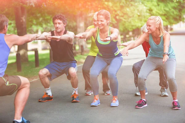 Fitness klasy robi kucać sekwencji — Zdjęcie stockowe