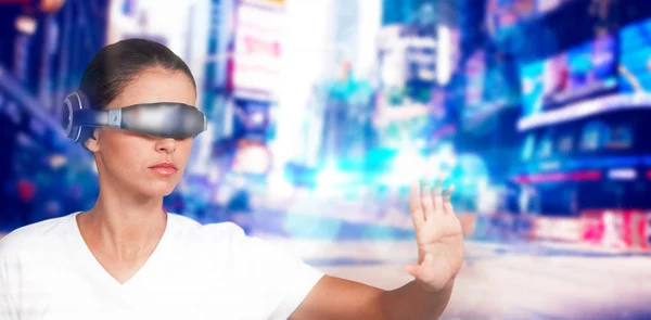 Frau gestikuliert mit virtueller Videobrille — Stockfoto