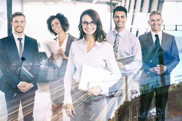 Lavoro di squadra sorridente contro ufficio moderno — Foto Stock