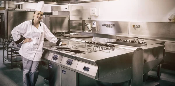 Młody kucharz stojący obok powierzchni roboczej — Zdjęcie stockowe