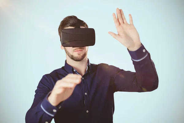 Composietbeeld van zakenman bedrijf virtuele bril op een witte achtergrond — Stockfoto
