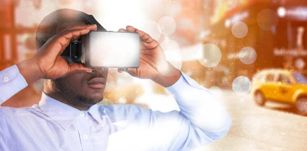 Omul care deține căști de realitate virtuală — Fotografie, imagine de stoc