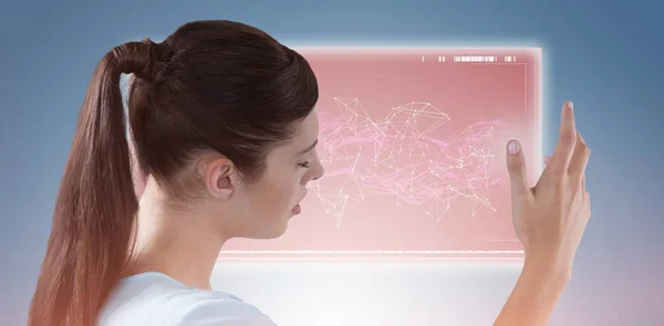 Zusammengesetzte Bild der jungen Frau mit fantasievollen digitalen Bildschirm — Stockfoto