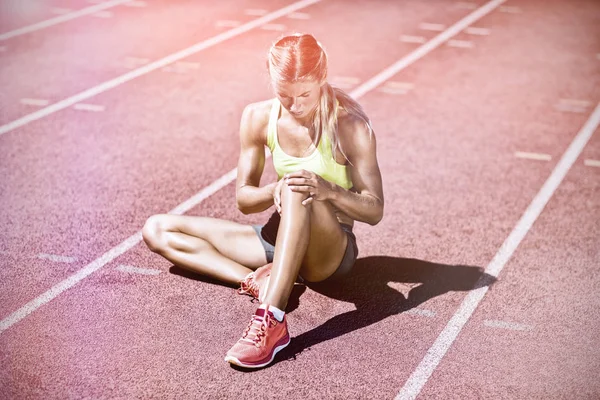 Sportlerin wärmt sich auf Laufstrecke auf — Stockfoto