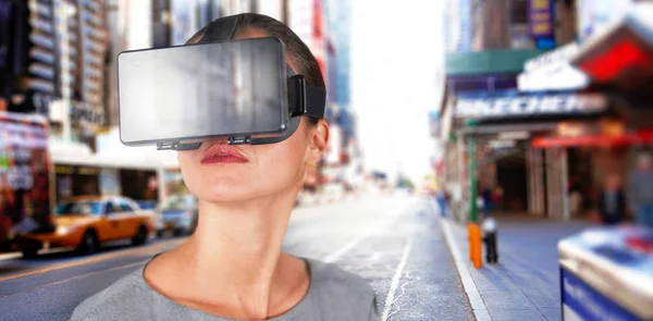 Γυναίκα που χρησιμοποιεί προσομοιωτή εικονικής πραγματικότητας — Φωτογραφία Αρχείου