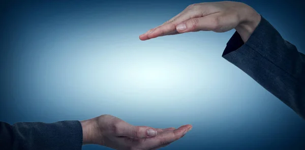 Imagen compuesta de la mano de mujer de negocios gesticulando sobre fondo azul —  Fotos de Stock