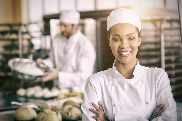 Gelukkig vrouwelijke baker glimlachend op camera — Stockfoto