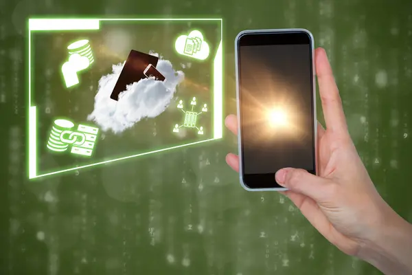 Composietbeeld van menselijke hand hebt van mobiele telefoon tegen een groene achtergrond — Stockfoto