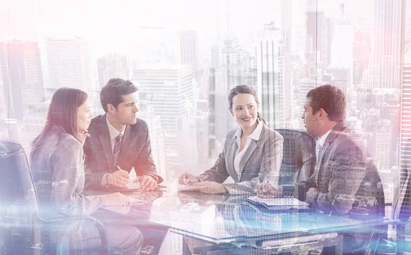 Empresários e mulheres de negócios conversando durante uma reunião — Fotografia de Stock
