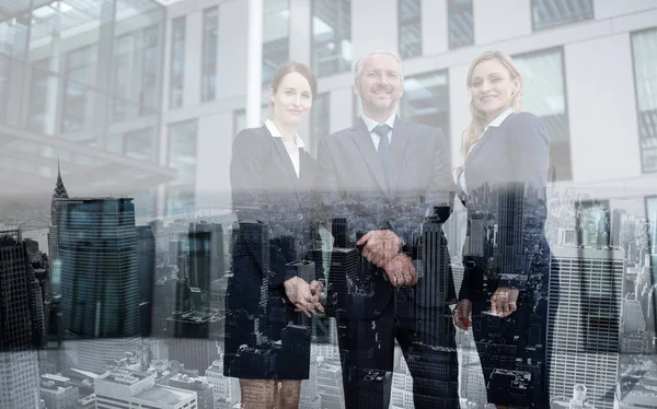 Des gens d'affaires confiants debout dans des locaux à bureaux — Photo