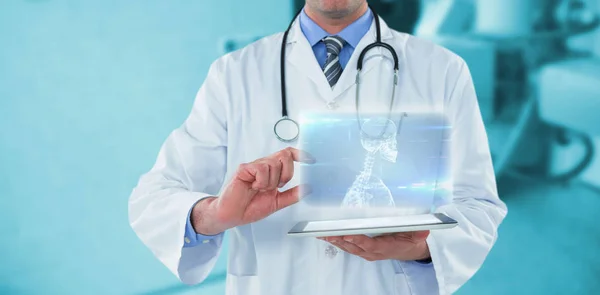 Immagine composita di un medico di sesso maschile utilizzando tablet digitale 3d — Foto Stock