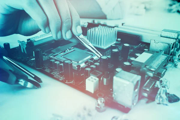 Kvinnliga dataingenjör reparera datormoderkort — Stockfoto